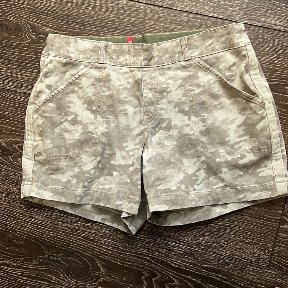 SPANX Stretch Twill Shorts, 6" size Large